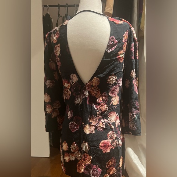 Cute flowery open back Aritzia top - Picture 2 of 3